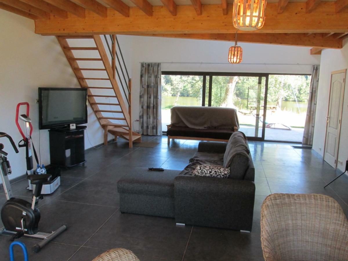 Florennes Gite Neuf 150 M2 Devant Un Grand Lac Prive De 2 Hectares Poissonneux Au Milieu Des Bois Exterior foto